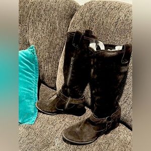 Born boots size 7.  Knee high